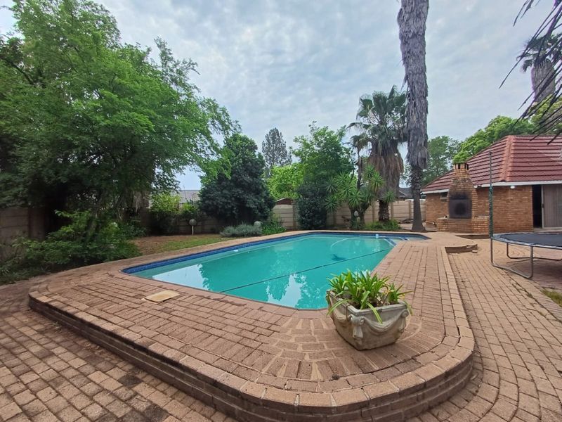 Spacious Family Home with Pool and Flatlet in Flimieda, Klerksdorp - Photo 3