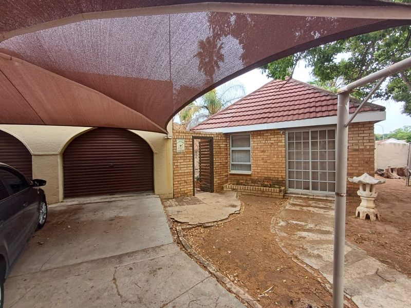 Spacious Family Home with Pool and Flatlet in Flimieda, Klerksdorp - Photo 6