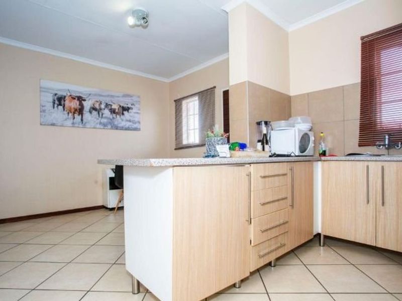 2 Bedroom Apartments for Sale in Monavoni  - Photo 9