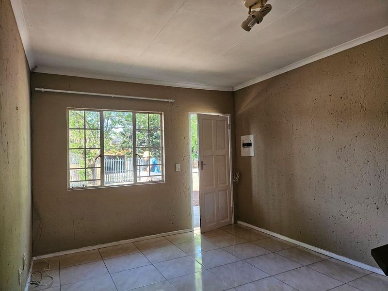 Rental Apartment in Georgina, Roodepoort! - Photo 4