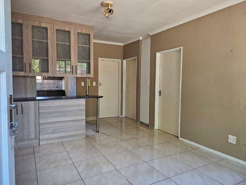 Rental Apartment in Georgina, Roodepoort! - Photo 2
