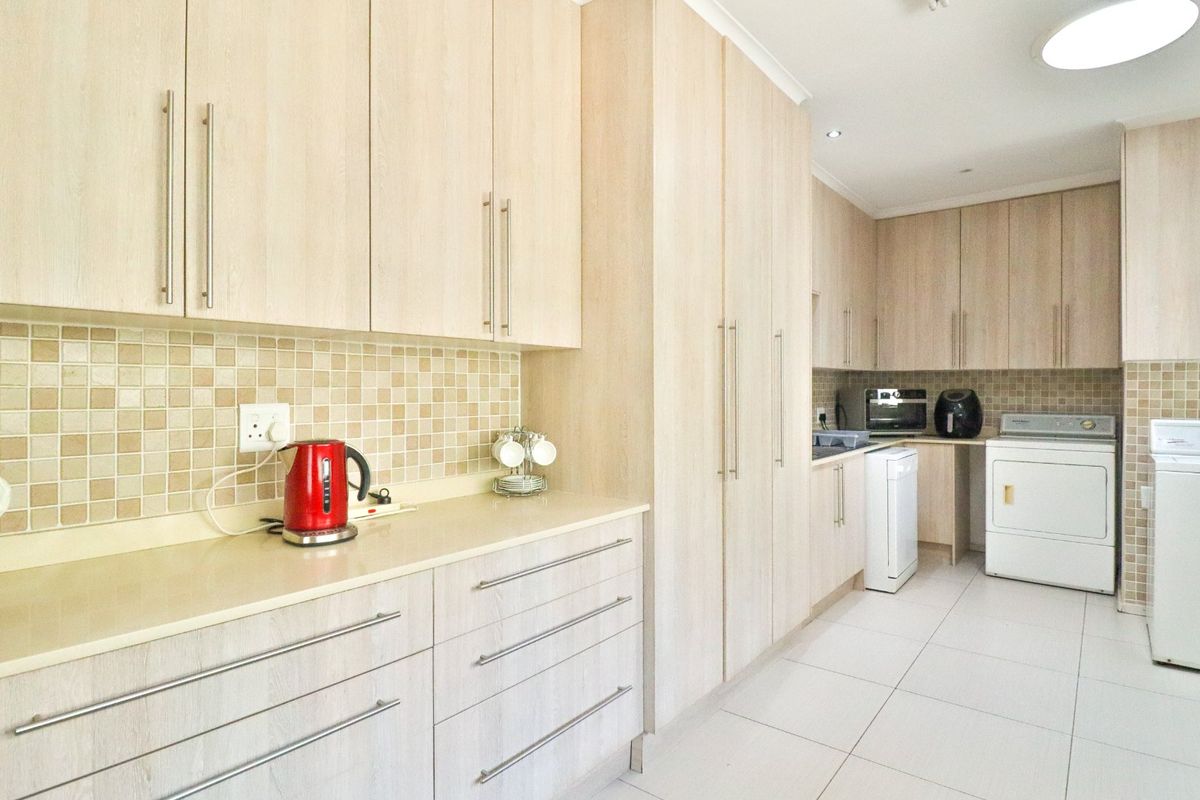 4 Bedroom home, 2 bathrooms, huge living area, pool and Flatlet NO LOAD SHEDDING - Photo 4