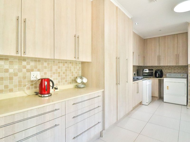 4 Bedroom home, 2 bathrooms, huge living area, pool and Flatlet NO LOAD SHEDDING - Photo 4