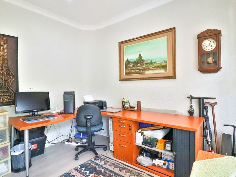 4 Bedroom home, 2 bathrooms, huge living area, pool and Flatlet NO LOAD SHEDDING - Photo 9