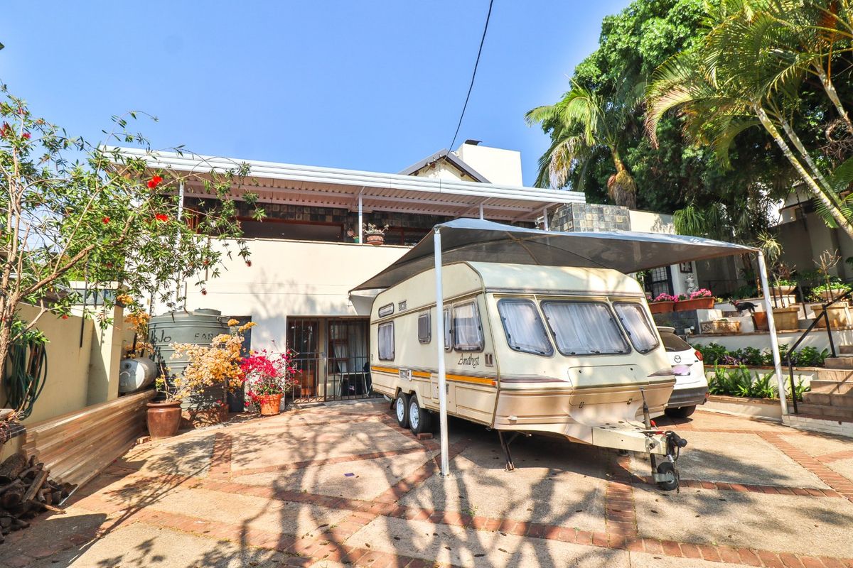 4 Bedroom home, 2 bathrooms, huge living area, pool and Flatlet NO LOAD SHEDDING - Photo 2