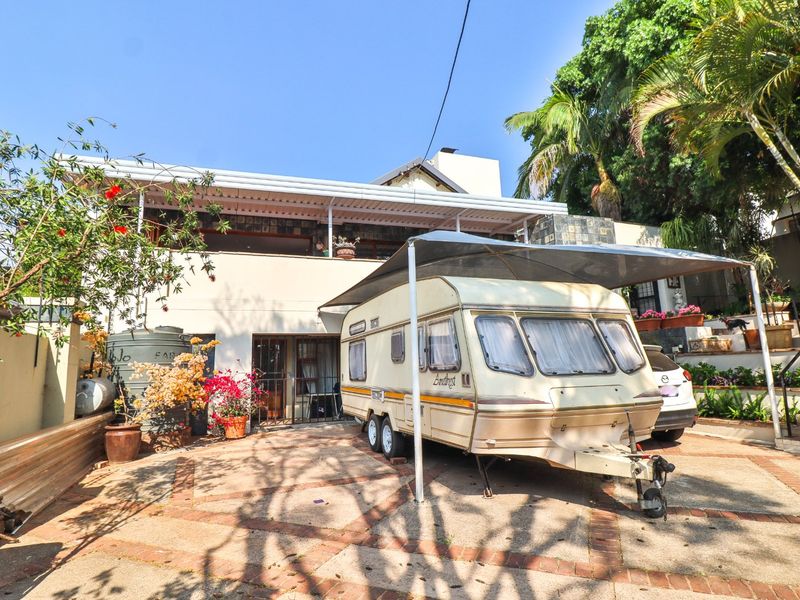 4 Bedroom home, 2 bathrooms, huge living area, pool and Flatlet NO LOAD SHEDDING - Photo 2