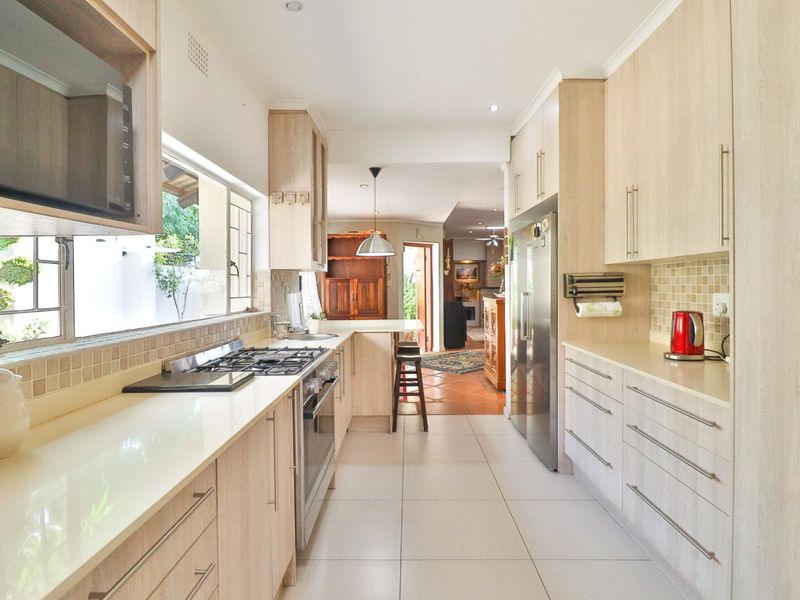 4 Bedroom home, 2 bathrooms, huge living area, pool and Flatlet NO LOAD SHEDDING - Photo 10