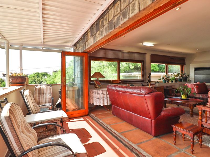 4 Bedroom home, 2 bathrooms, huge living area, pool and Flatlet NO LOAD SHEDDING - Photo 8