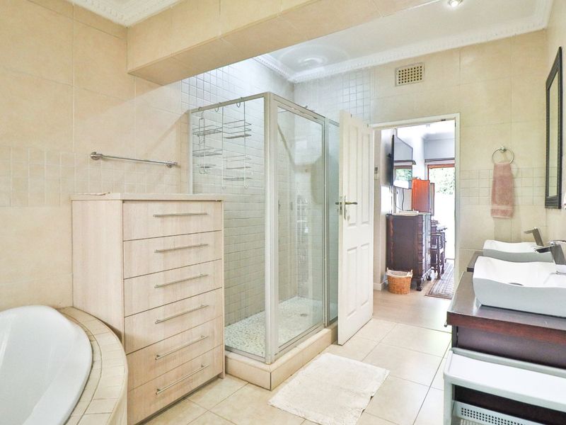 4 Bedroom home, 2 bathrooms, huge living area, pool and Flatlet NO LOAD SHEDDING - Photo 7