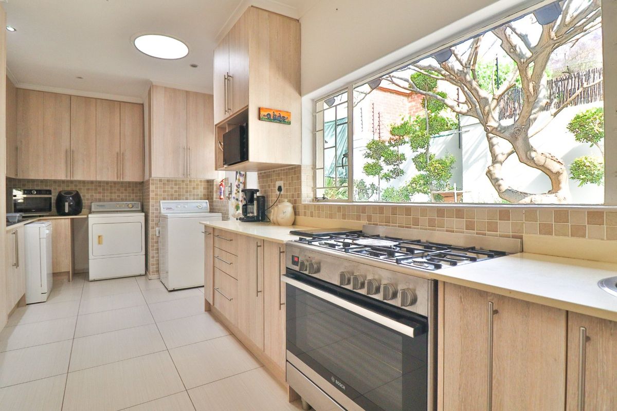 4 Bedroom home, 2 bathrooms, huge living area, pool and Flatlet NO LOAD SHEDDING - Photo 5