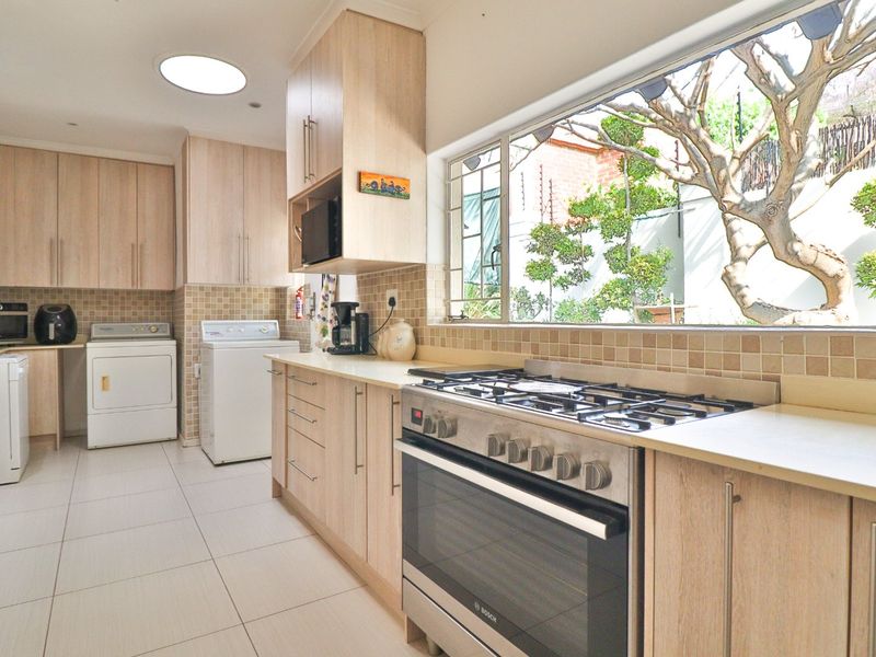 4 Bedroom home, 2 bathrooms, huge living area, pool and Flatlet NO LOAD SHEDDING - Photo 5