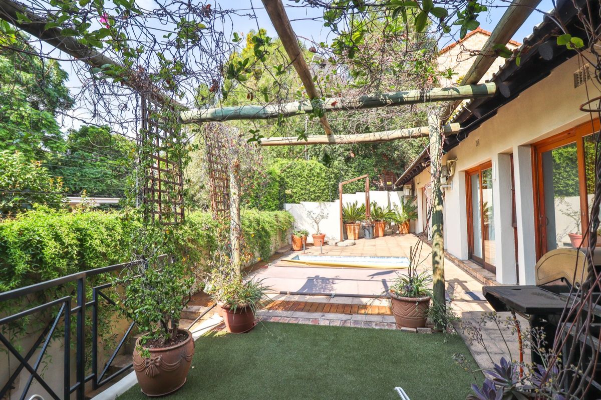 4 Bedroom home, 2 bathrooms, huge living area, pool and Flatlet NO LOAD SHEDDING - Photo 3