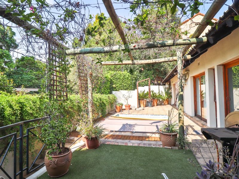 4 Bedroom home, 2 bathrooms, huge living area, pool and Flatlet NO LOAD SHEDDING - Photo 3