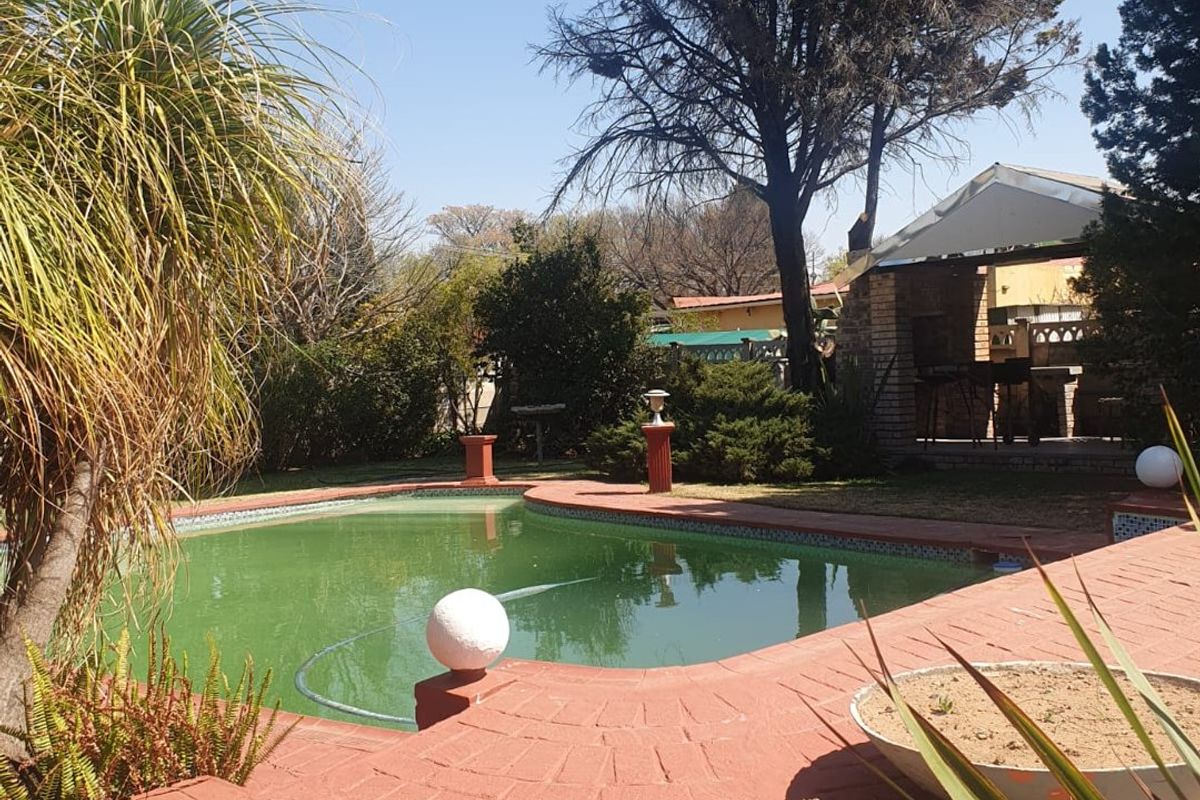 Spacious 3-Bedroom Home with Incredible Potential!  - Photo 4