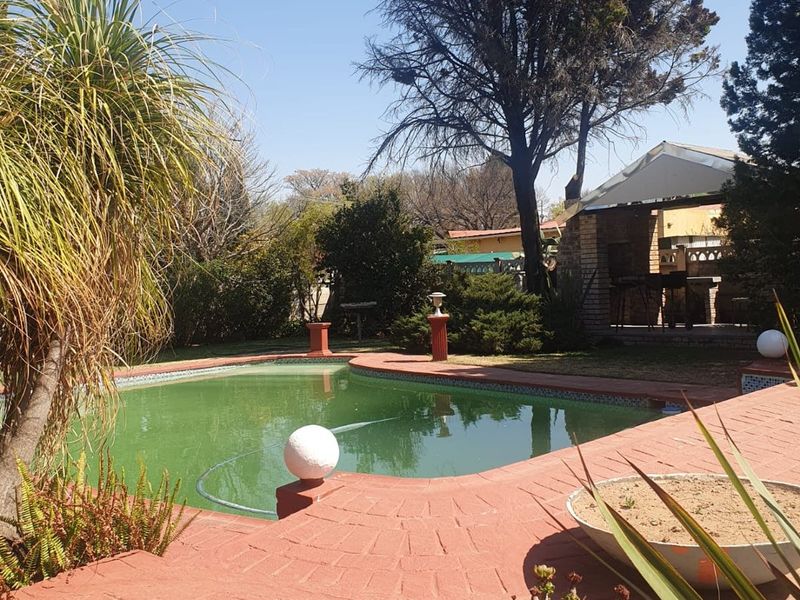 Spacious 3-Bedroom Home with Incredible Potential!  - Photo 4