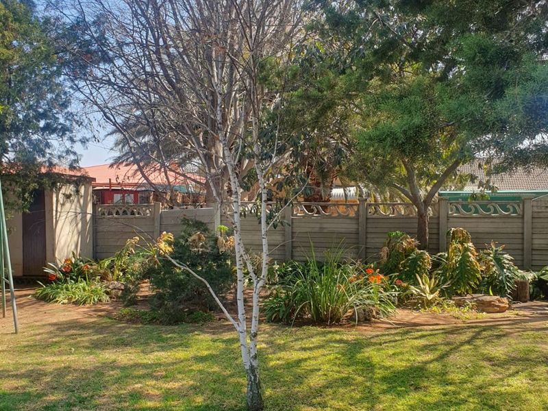 Spacious 3-Bedroom Home with Incredible Potential!  - Photo 7