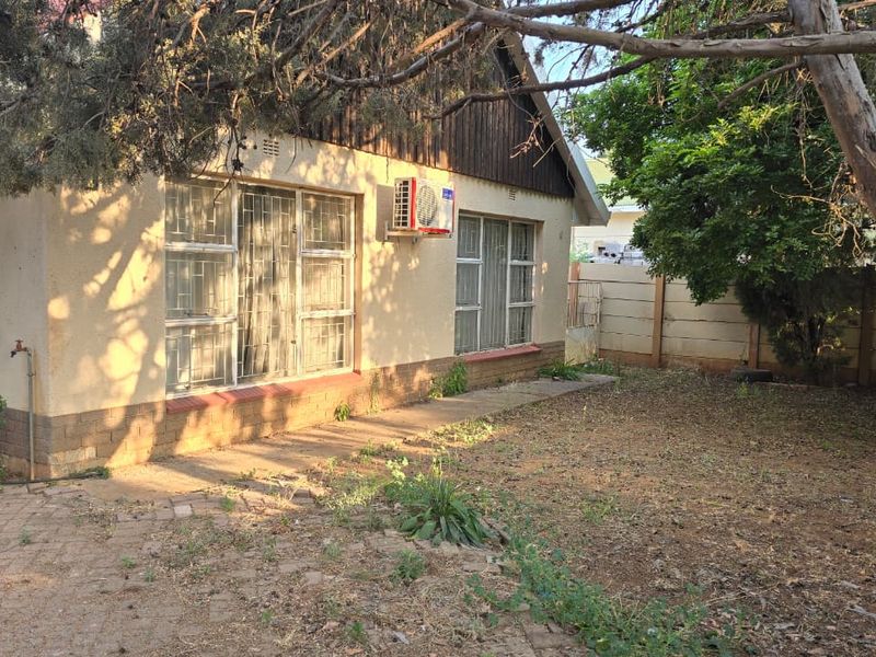 Great potential in a central location. - Photo 3