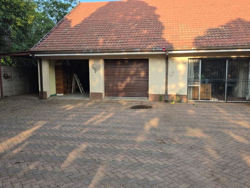 Great potential in a central location. - Photo 2