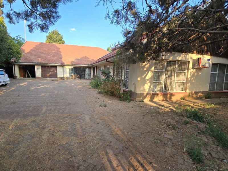 Great potential in a central location. - Photo 1