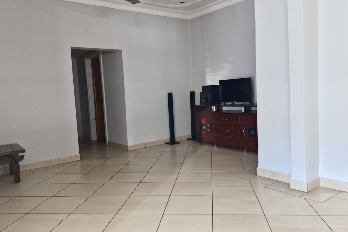 STUNNING HOUSE FOR SALE IN CROSBY - Photo 3