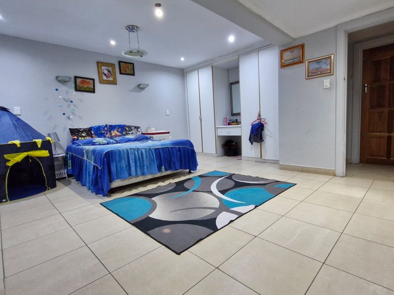 STUNNING HOUSE FOR SALE IN CROSBY - Photo 10