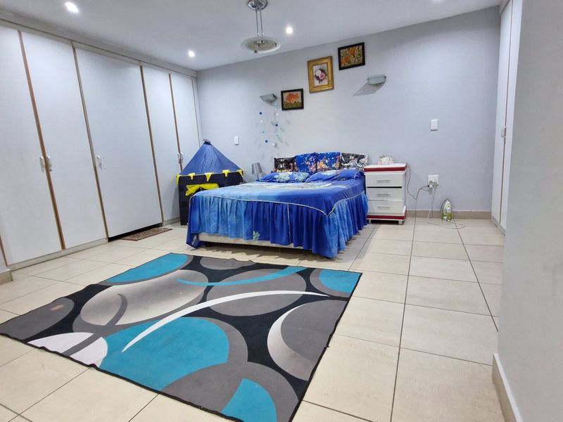 STUNNING HOUSE FOR SALE IN CROSBY - Photo 8