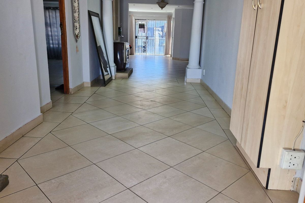 STUNNING HOUSE FOR SALE IN CROSBY - Photo 2