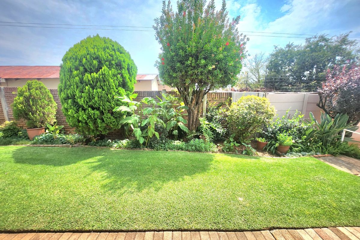 Experience Tranquil and Comfortable Retirement Living in This Well-Maintained 1-Bedroom Apartment with an Attached Garage, Set in a Beautifully Kept Village Offering Security, Green Spaces, and a Relaxed Lifestyle. - Photo 3
