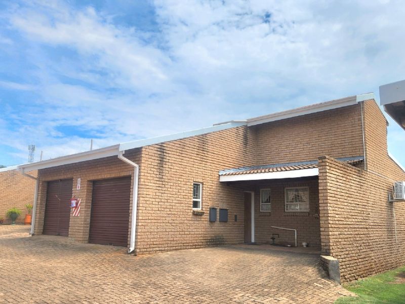 Experience Tranquil and Comfortable Retirement Living in This Well-Maintained 1-Bedroom Apartment with an Attached Garage, Set in a Beautifully Kept Village Offering Security, Green Spaces, and a Relaxed Lifestyle. - Photo 4