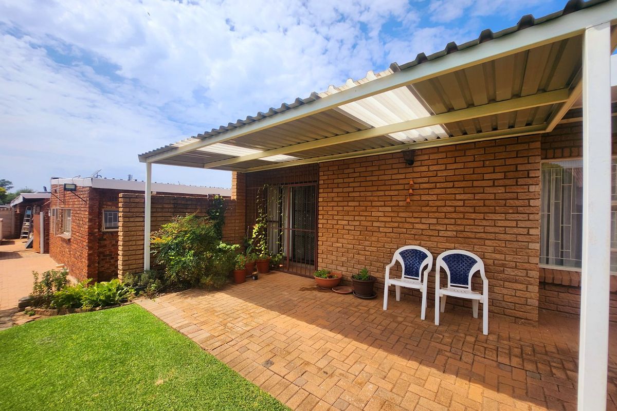 Experience Tranquil and Comfortable Retirement Living in This Well-Maintained 1-Bedroom Apartment with an Attached Garage, Set in a Beautifully Kept Village Offering Security, Green Spaces, and a Relaxed Lifestyle. - Photo 2