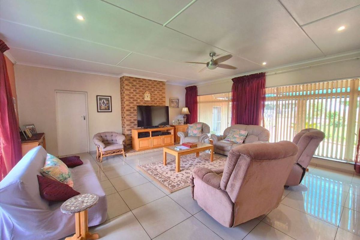 Luxury Family Home with Ample Space and Entertainment Features - Photo 2