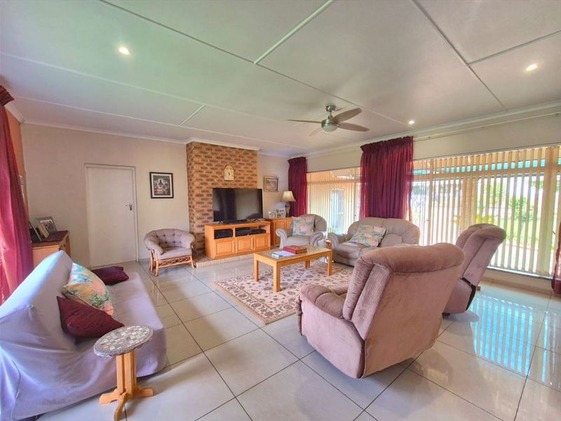 Luxury Family Home with Ample Space and Entertainment Features - Photo 2