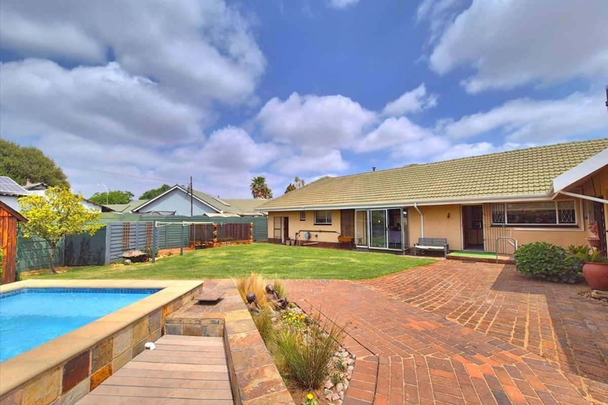 Luxury Family Home with Ample Space and Entertainment Features - Photo 3