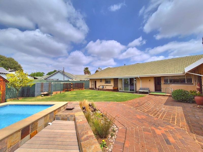 Luxury Family Home with Ample Space and Entertainment Features - Photo 3