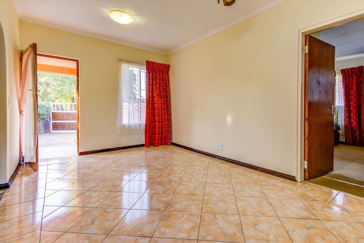 Elegant Family Home with Study, Granny Flat, and Pool - Photo 2