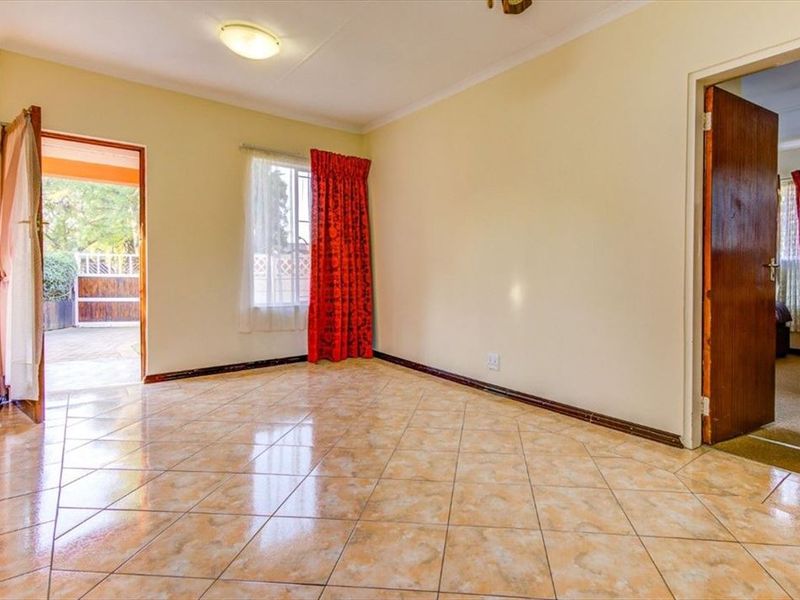 Elegant Family Home with Study, Granny Flat, and Pool - Photo 2