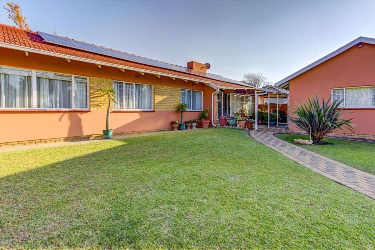 Elegant Family Home with Study, Granny Flat, and Pool - Photo 3