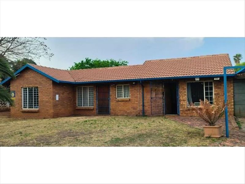 Spacious Four-Bedroom Family Home - Photo 3