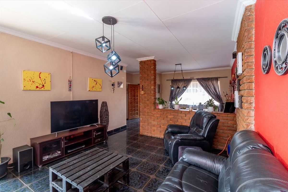 Versatile Family Home with Granny Flat, Pool, and Ample Parking - Photo 2