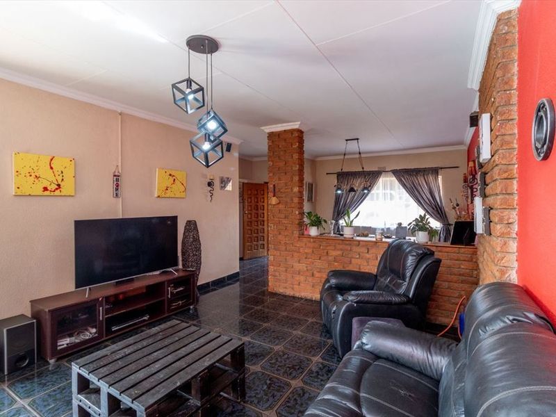 Versatile Family Home with Granny Flat, Pool, and Ample Parking - Photo 2