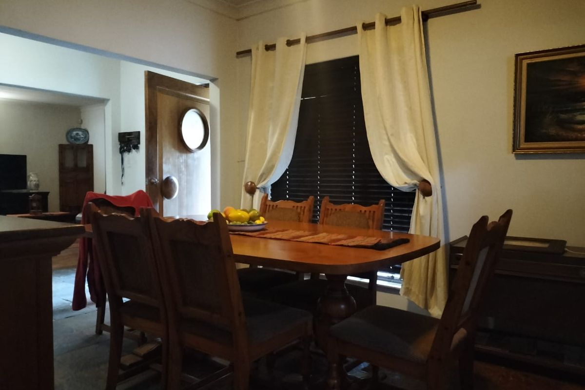 Luxurious 4-Bedroom Haven with Pool, Study, and 5 Garages in La Hoff - Photo 5