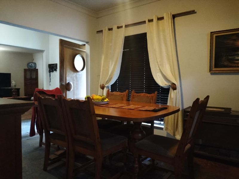 Luxurious 4-Bedroom Haven with Pool, Study, and 5 Garages in La Hoff - Photo 5