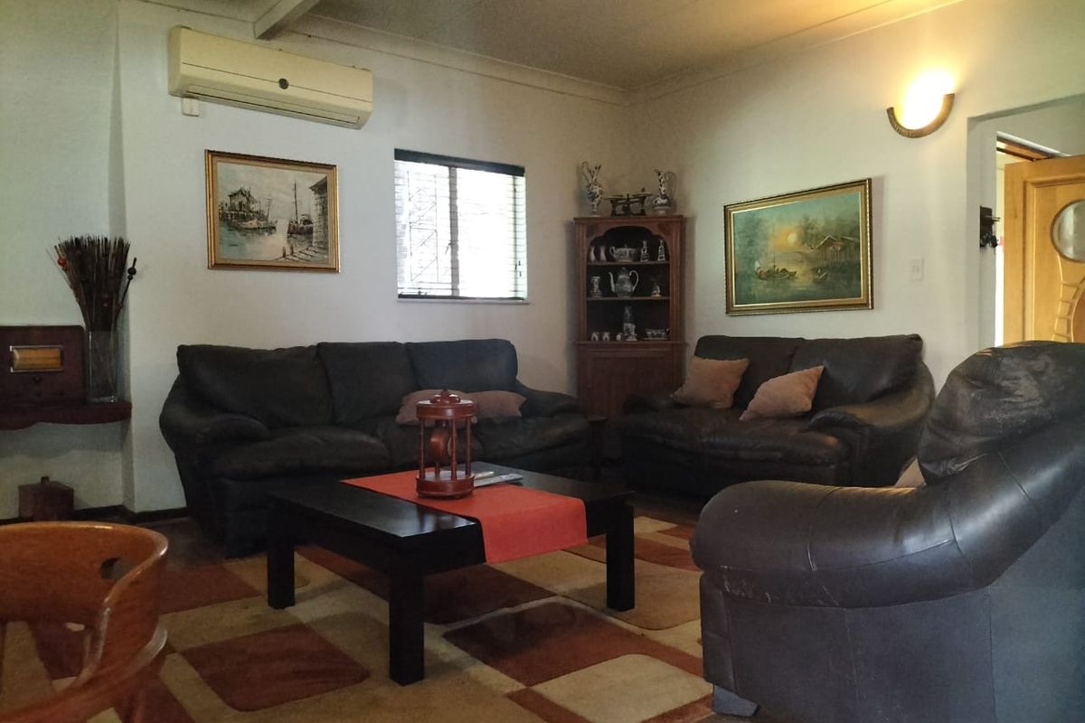 Luxurious 4-Bedroom Haven with Pool, Study, and 5 Garages in La Hoff - Photo 4