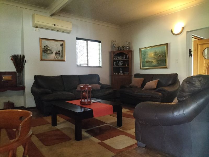 Luxurious 4-Bedroom Haven with Pool, Study, and 5 Garages in La Hoff - Photo 4