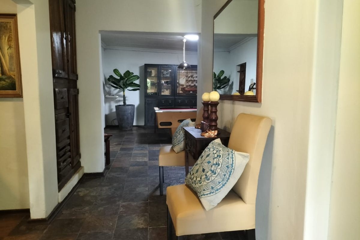 Luxurious 4-Bedroom Haven with Pool, Study, and 5 Garages in La Hoff - Photo 3