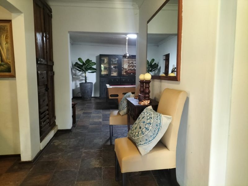 Luxurious 4-Bedroom Haven with Pool, Study, and 5 Garages in La Hoff - Photo 3