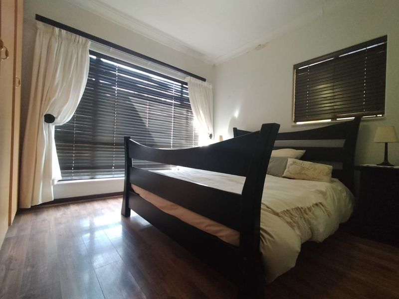 Luxurious 4-Bedroom Haven with Pool, Study, and 5 Garages in La Hoff - Photo 10