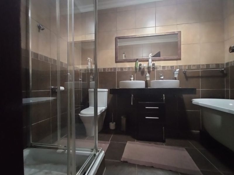 Luxurious 4-Bedroom Haven with Pool, Study, and 5 Garages in La Hoff - Photo 9