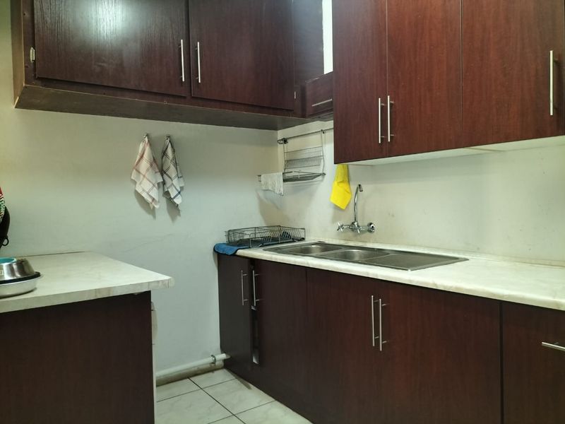 Luxurious 4-Bedroom Haven with Pool, Study, and 5 Garages in La Hoff - Photo 8