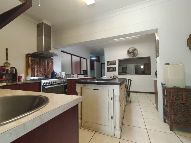 Luxurious 4-Bedroom Haven with Pool, Study, and 5 Garages in La Hoff - Photo 7